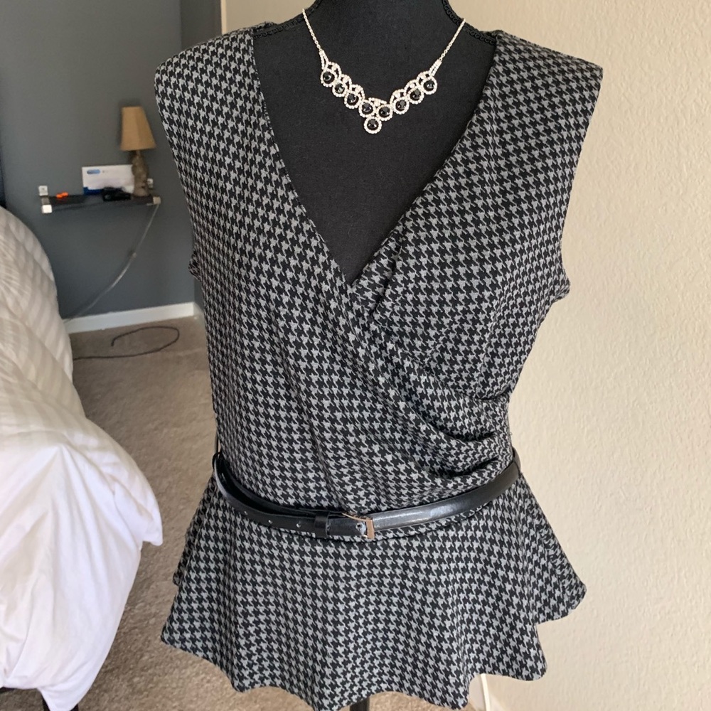 New York & Co. houndstooth V neck